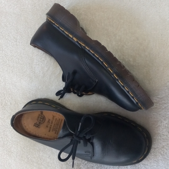 Dr. Martens Shoes - Vintage 90s Y2K Black Dr. Martens Classic Leather Lace Up Oxford